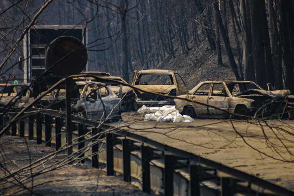 Viele Autofahrer sind in ihren Autos gestorben, als die Flammen sie einschlossen.