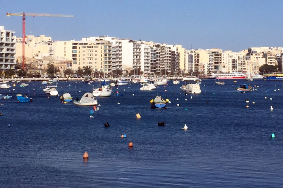 Malta, Sliema: Baukräne und Gebäude im Übergang zwischen den Städten Gzira und Sliema auf Malta in der Nähe von Valletta.