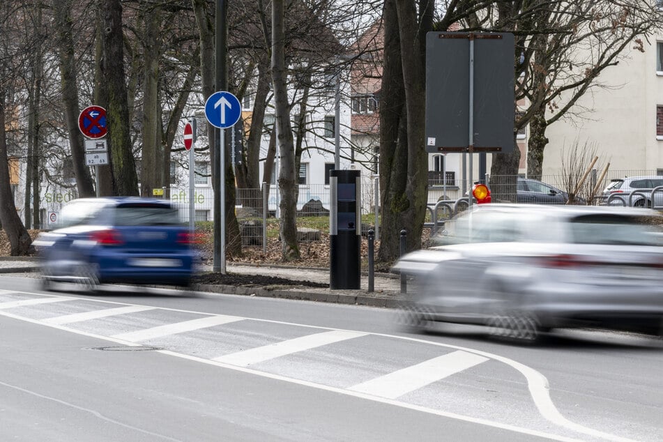 Der neue Super-Blitzer an der Reichsstraße ist aufgebaut. Die Stadt rechnet mit der Inbetriebnahme noch in dieser Woche.