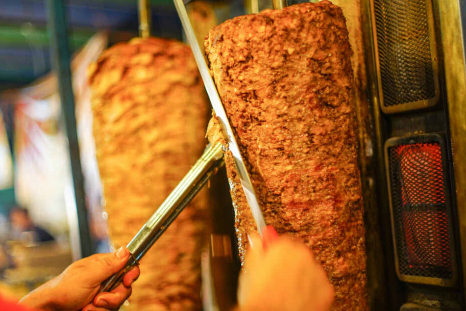 Mit einem leeren Dönerspieß konnte der Verkäufer den Mann verjagen. (Symbolbild)