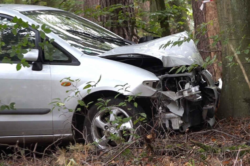 Der Mann krachte mit seinem Auto gegen einen Baum.