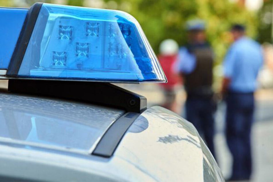 Die Polizeibeamten wurden von rund 50 Menschen bedrängt.