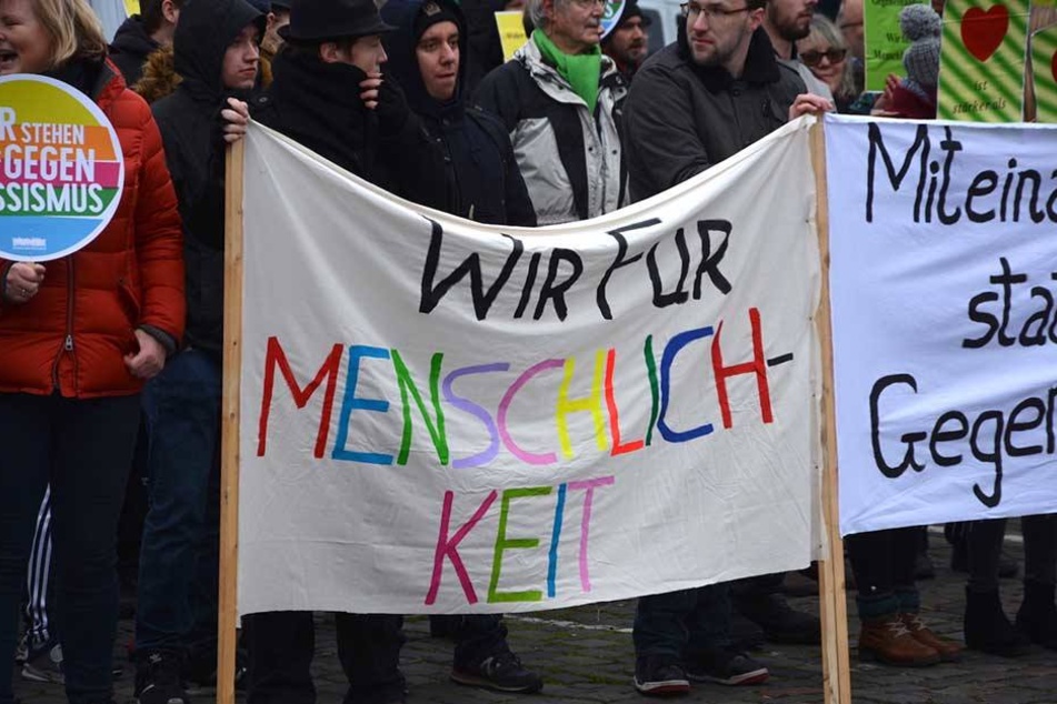 Auf der Gegendemonstration wurde für mehr Menschlichkeit und gegen Rassismus auf die Straße gegangen.