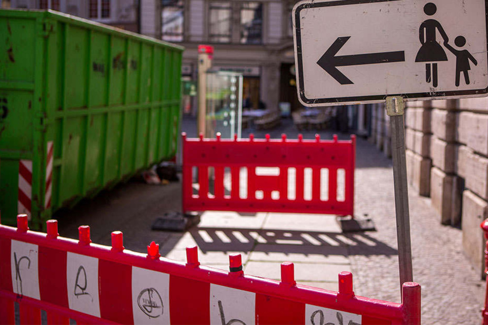 In der Innenstadt haben sich Bodenplatten zwischen Markt und Reichstraße gelöst - diese werden noch bis Freitag ersetzt.