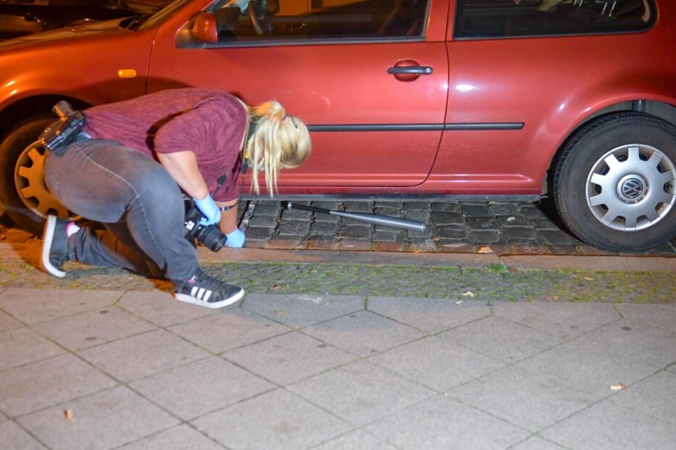 In der Nähe des Tatortes fanden Ermittler unter einem Auto einen Baseballschläger...