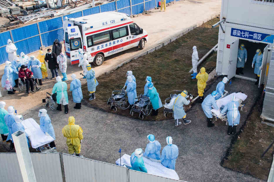 Angestellte eines chinesischen Krankenhauses kümmern sich um die Coronavirus-Patienten.