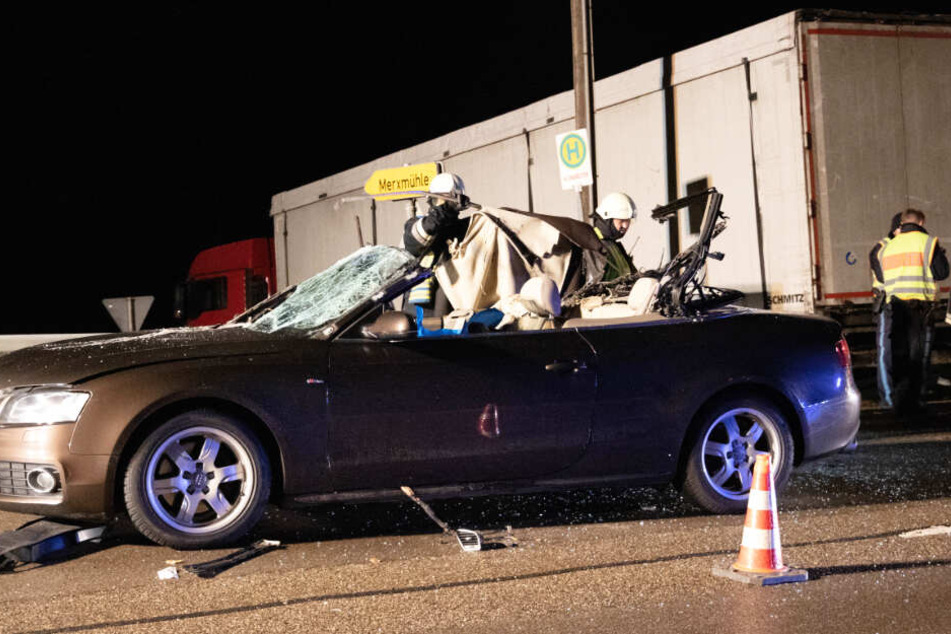 Der Lastwagen wollte von der B300 abfahren, die Autofahrerin bemerkte dies offenbar zu spät.