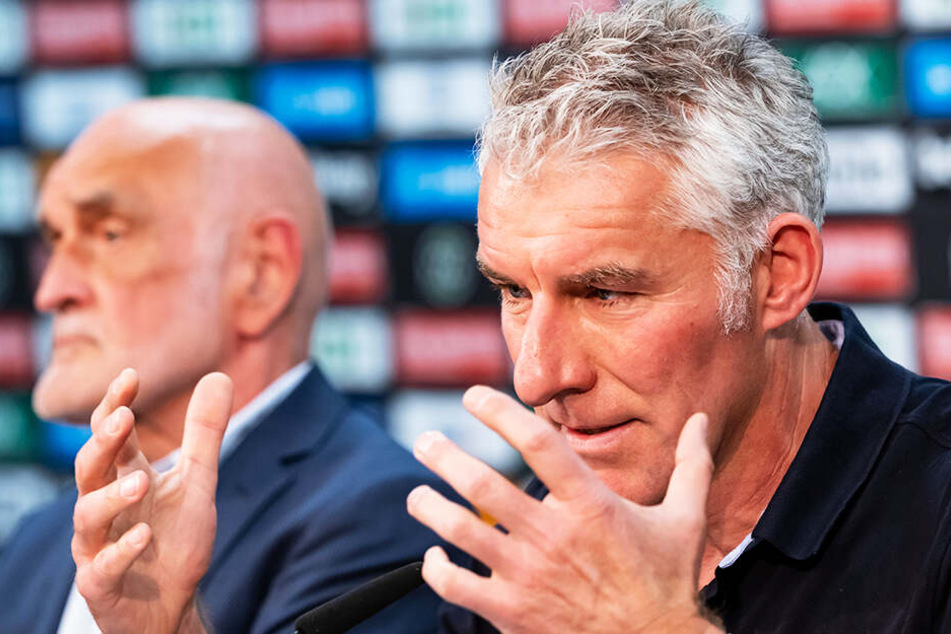 Hannovers Präsident Martin Kind (l.) hat seinem neuen Trainer Mirko Slomka bisher noch nicht einen externen Neuzugang gekauft.