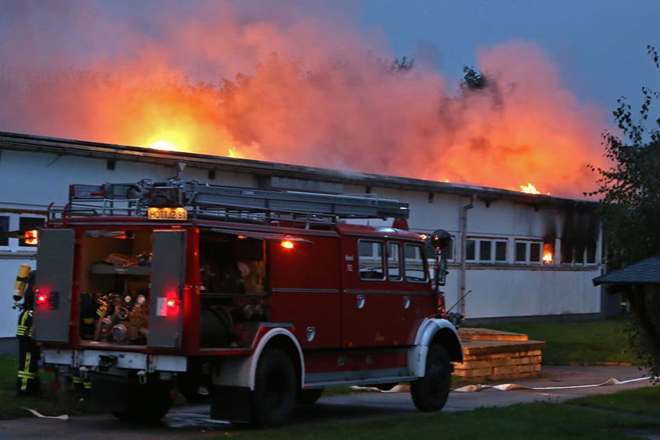 Beim Eintreffen der Feuerwehr schlugen schon die Flammen aus dem Dach.