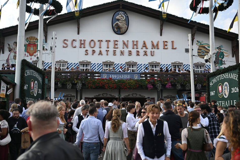 Die rechtmäßige Vergabe der beiden beliebten Großzelte Paulaner und Schottenhamel wird angezweifelt.