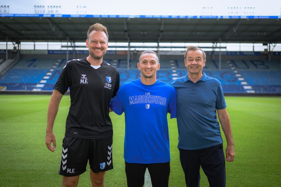 FCM-Trainer Markus Fiedler (39, l.) und FCM-Geschäftsführer Otmar Schork (67, r.) freuen sich über Baris Atiks (30, M.) Entscheidung, in Magdeburg zu bleiben.