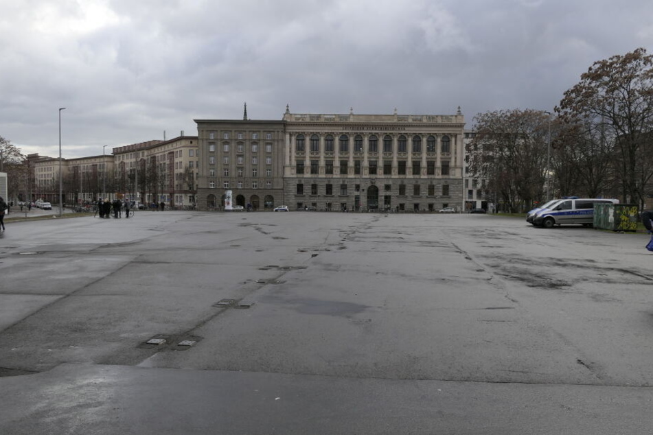 Der Wilhelm-Leuschner-Platz war um 14 Uhr erwartungsgemäß (fast) verlassen. Lediglich ein paar Gegendemonstranten hatten sich eingefunden.