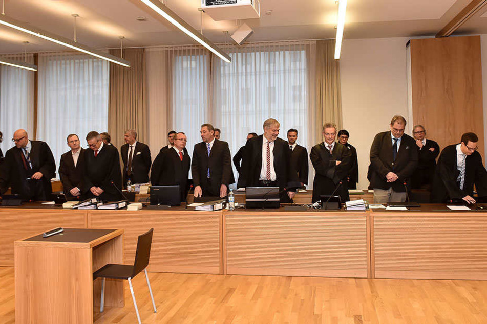 Sämtliche Angeklagte und Verteidiger im Infinus-Prozess fordern alle 22.000 Anleger in den Zeugenstand.