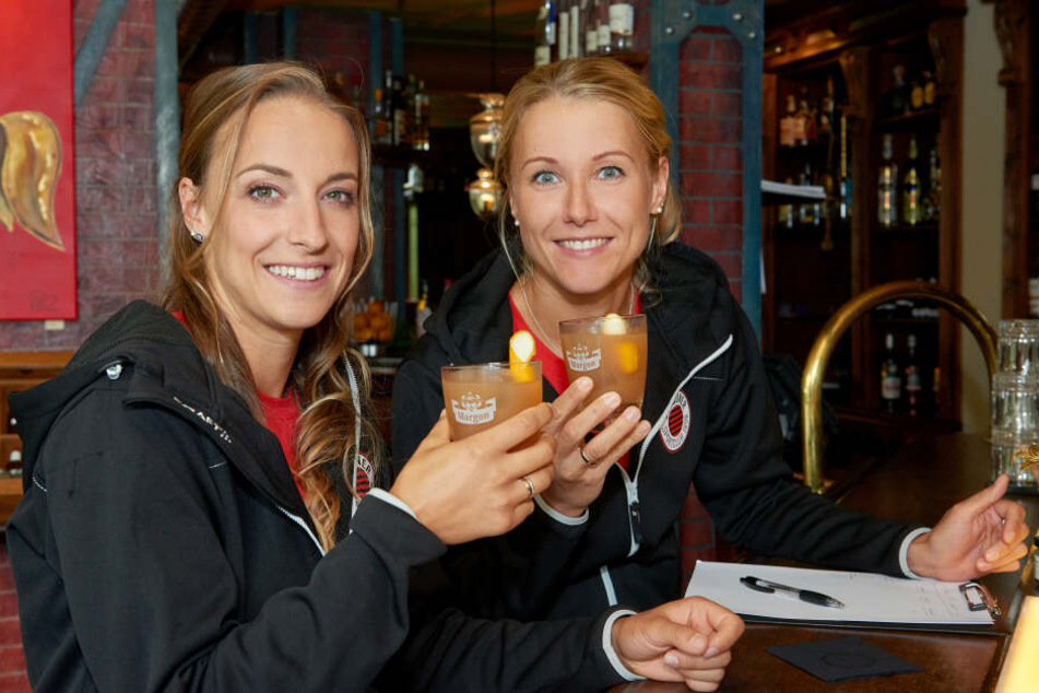 Lenka Dürr (l.) und Mareen von Römer kreierten in der Sonderbar den DSC-Margon-Cocktail "Dresden Butterfly".