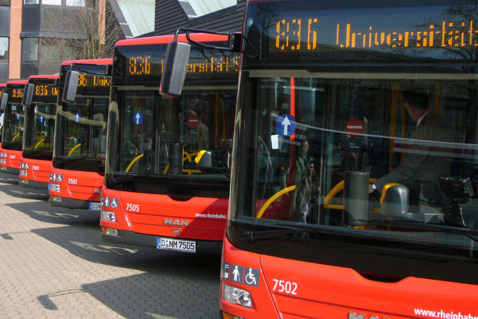 Busse der Rheinbahn im Depot.