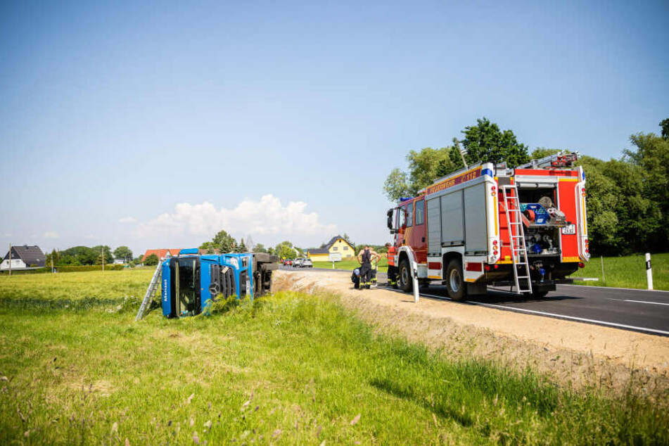 Der umgekippte LKW liegt neben der Straße im Graben. Die Unfallursache ist noch unbekannt. Der Fahrer wurde verletzt ins Krankenhaus eingeliefert.