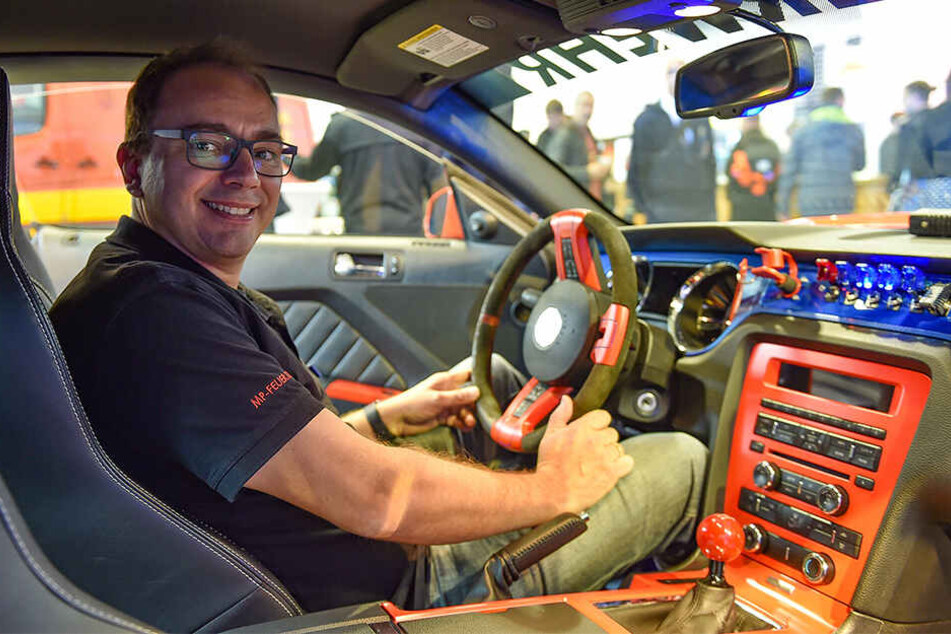 Thorsten Albrecht (44, Firma "MP Feuer") beim Probesitzen im Mustang.