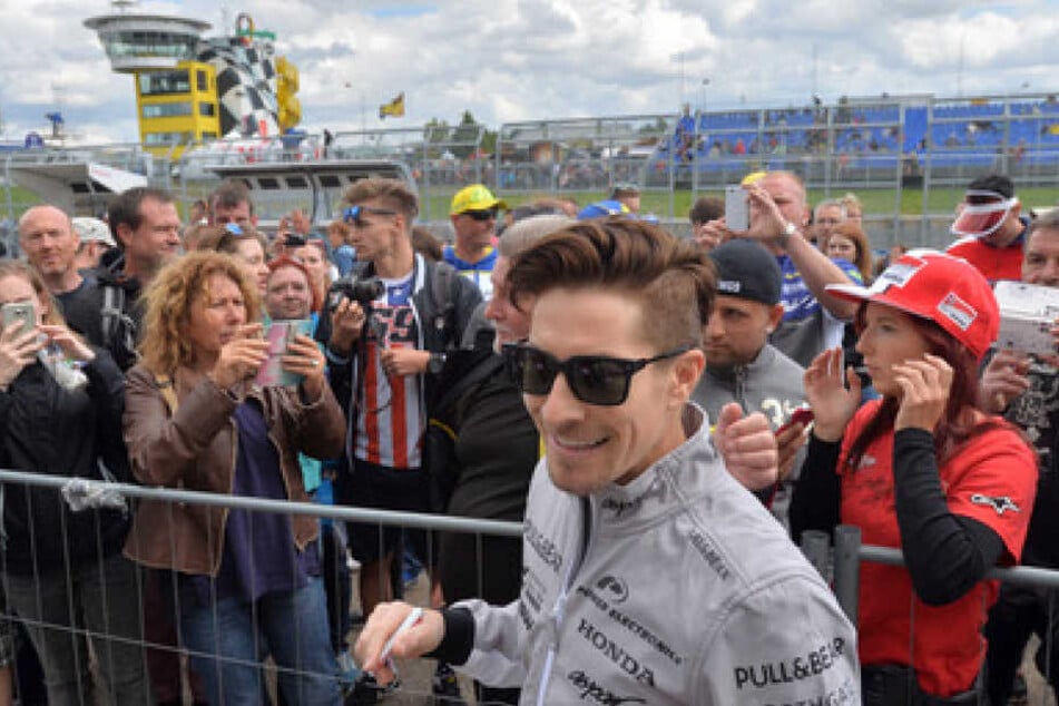 Auf dem Sachsenring erfüllt Nicky Hayden (35) im Jahr 2015 Autogrammwünsche