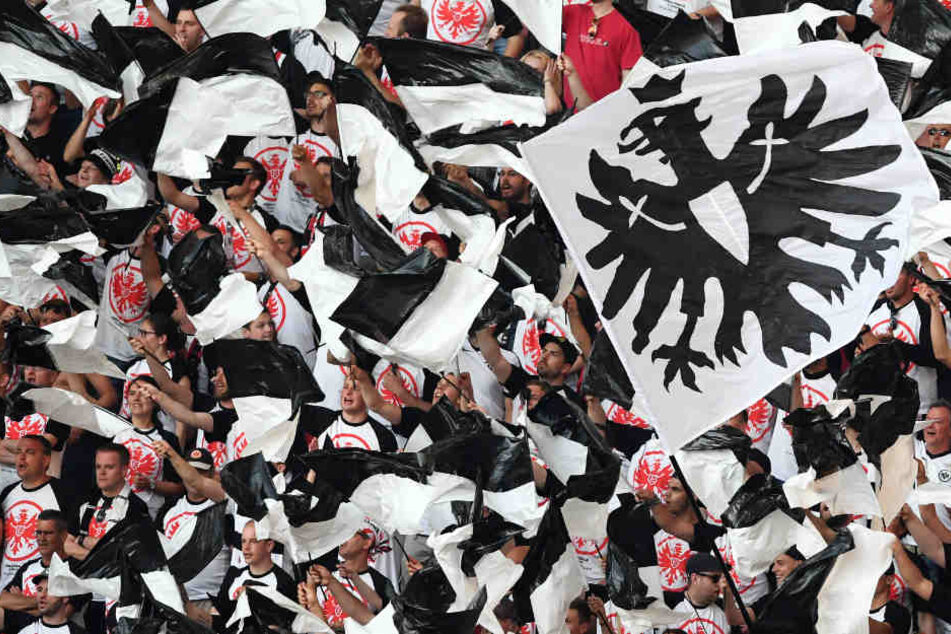 Die Eintracht-Fans können sich freuen: Im August geht die Bundesliga wieder an den Start (Archivbild).