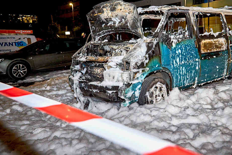 Der VW Bus erlitt Totalschaden.