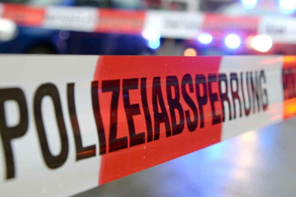 Ein Flatterband der Polizei hängt vor einem Tatort. (Symbolbild)