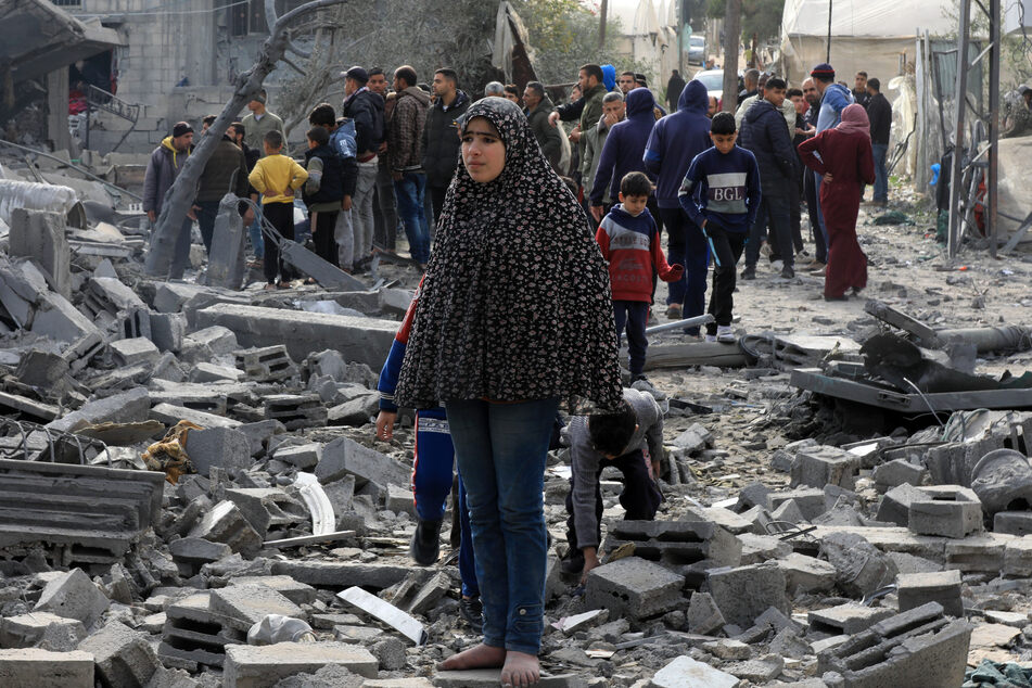 Rafah: Palästinenser überprüfen die Trümmer von Gebäuden, die durch israelische Luftangriffe beschädigt wurden.