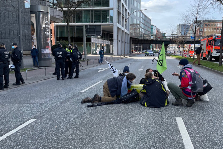 Die sechsspurige Willy-Brandt-Straße musste komplett gesperrt werden, der Verkehr wurde lahmgelegt.