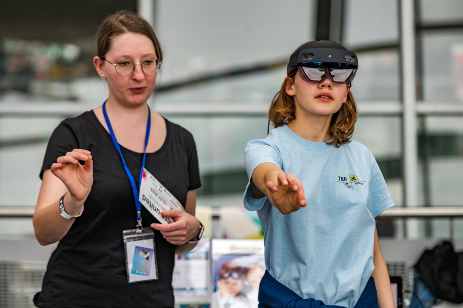 Rebecca Bräuer (28) von der TU Dresden stellt die Zukunft im Unterricht mit 3-D-Brille vor.