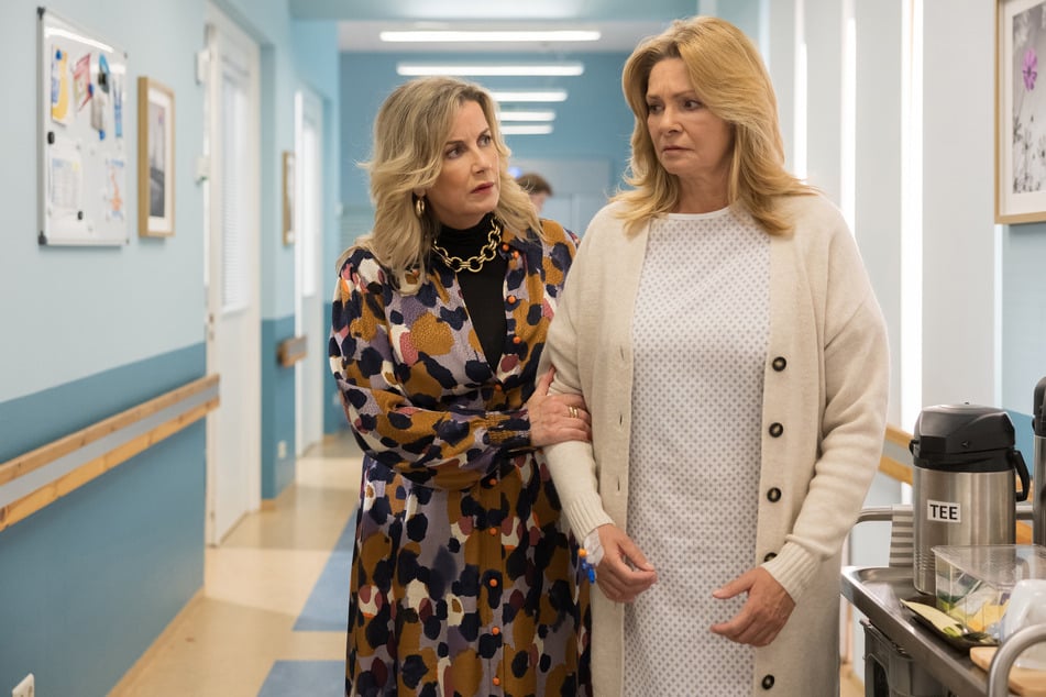 Sarah Marquardt (Alexa Maria Surholt, 58, l.)) findet Yvonne Habermann (Maren Gilzer, 66, r.) ziemlich verwirrt auf.