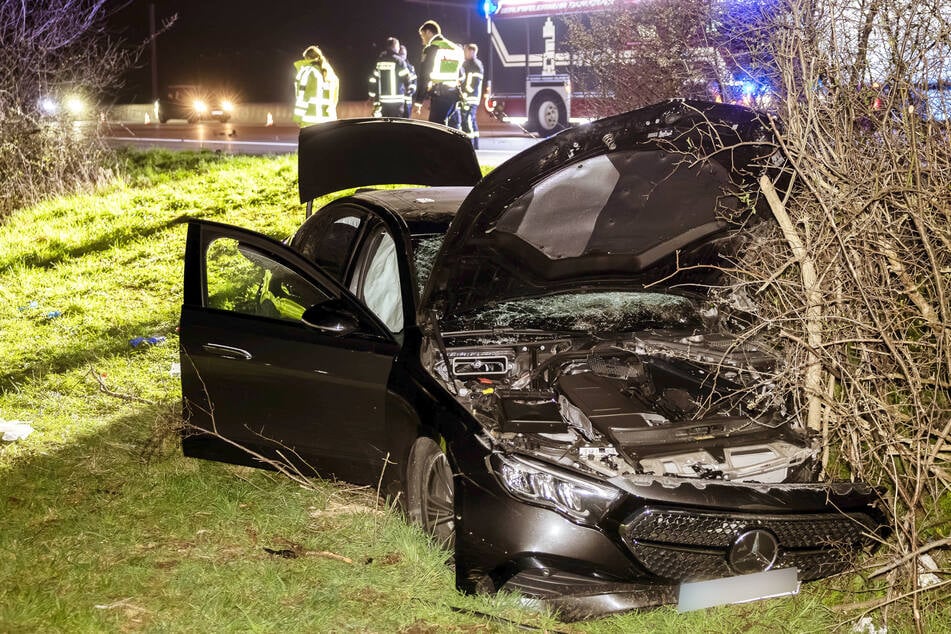 Der verunfallte Mercedes kam in einem Straßengraben neben der A5 zum Stehen.