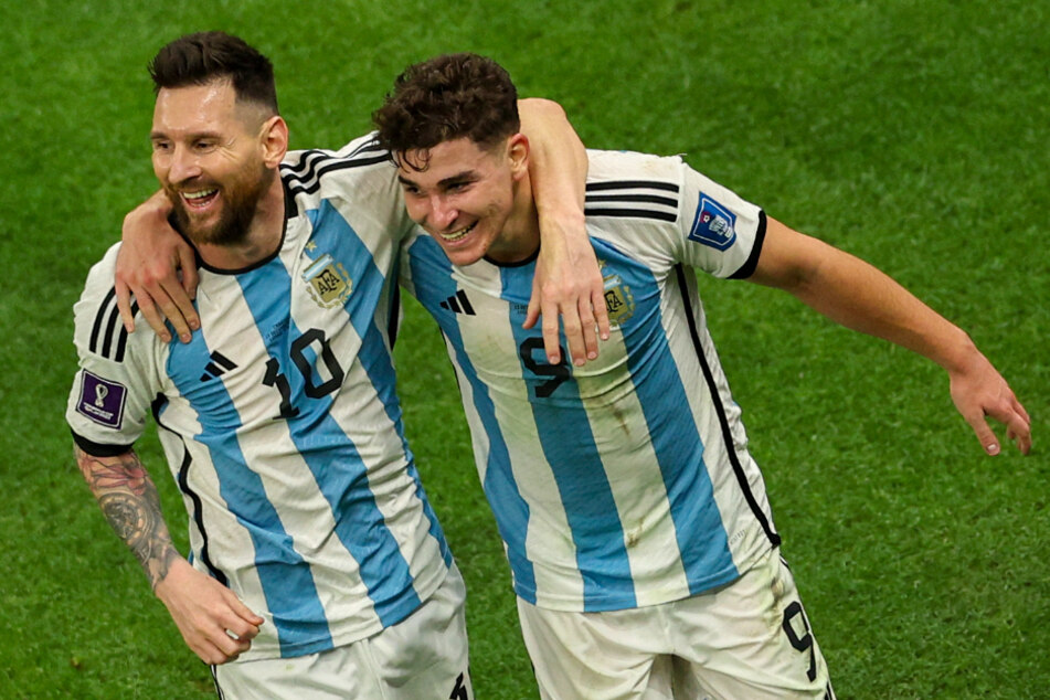 Die beiden Männer des Tages: Lionel Messi (l.) und Julian Alvarez bereiten Argentinien wohl den Weg ins WM-Finale.