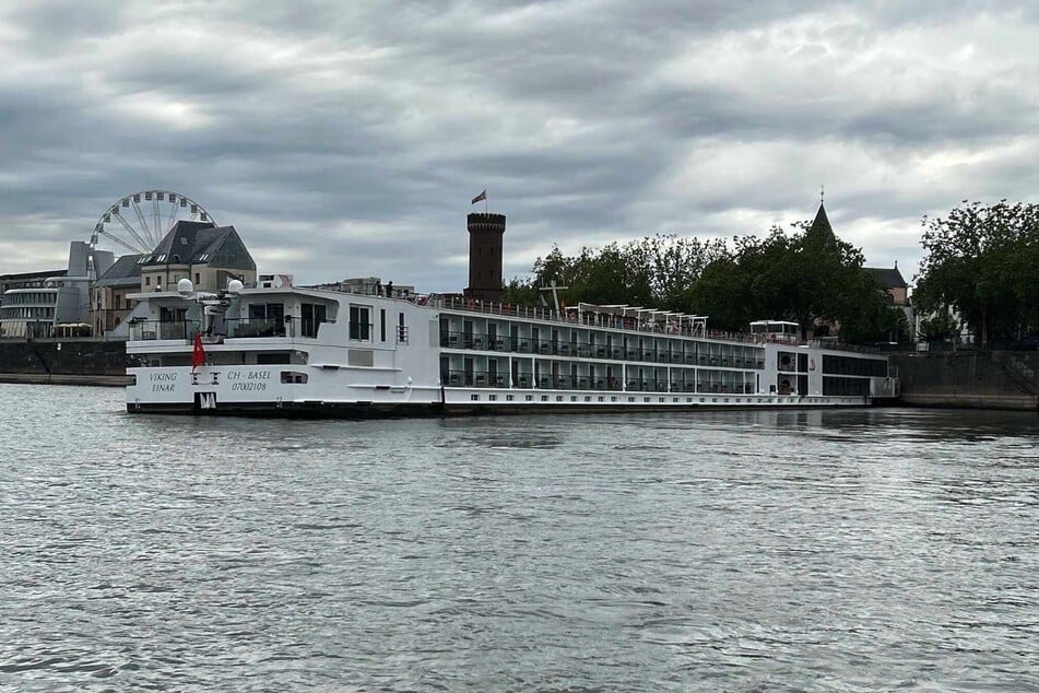 Das Fahrgastschiff ist im Bereich der Deutzer Platte auf Grund gelaufen und kommt aus eigener Kraft nicht mehr frei.