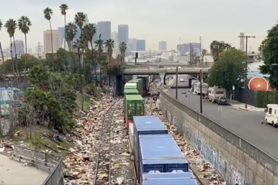 Nicht der schönste Anblick: Ein Güterzug fährt durch Downtown L.A., die Bahngleise sind vor lauter Müll kaum noch zu erkennen.