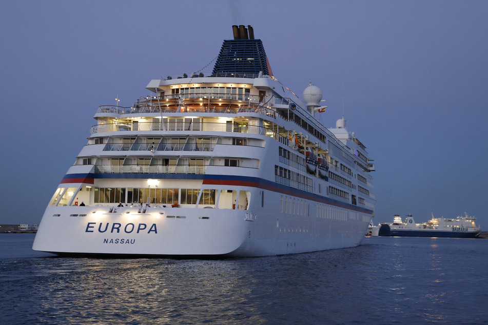 Erstes Kreuzfahrtschiff der Saison läuft in Hafen ein!