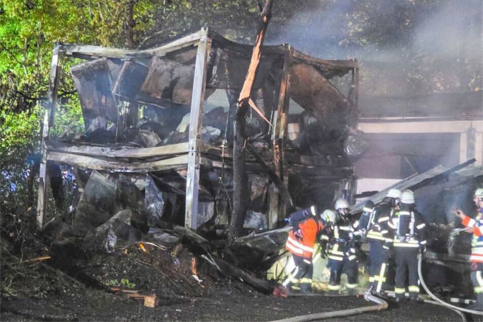 Die Flammen breiteten sich schnell aus. Es kam zu starker Rauchentwicklung.