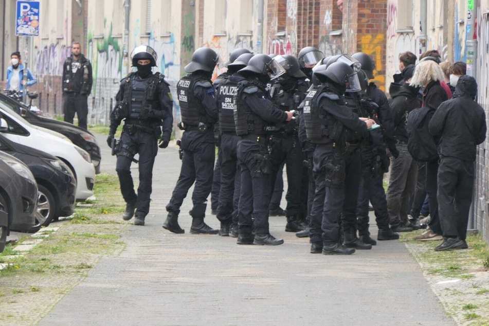 Die Polizei setzte im Süden Leipzigs mehrere Menschen fest.