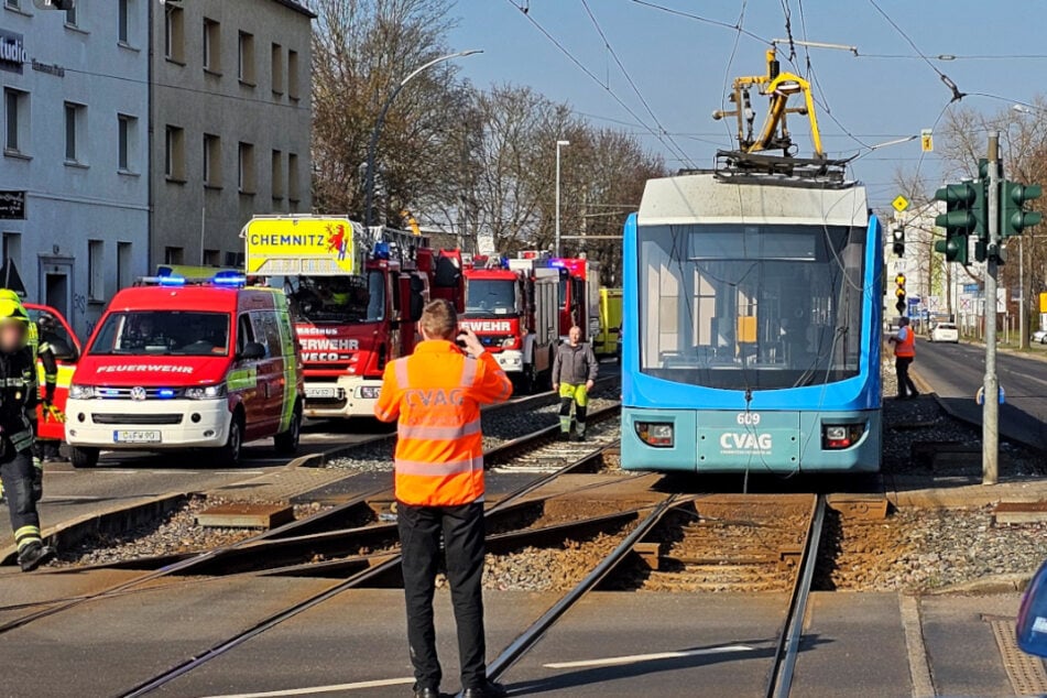 Chemnitz: Lkw fährt Straßenbahn-Leitung in Chemnitz kaputt: Reparatur beendet, Strecke wieder frei