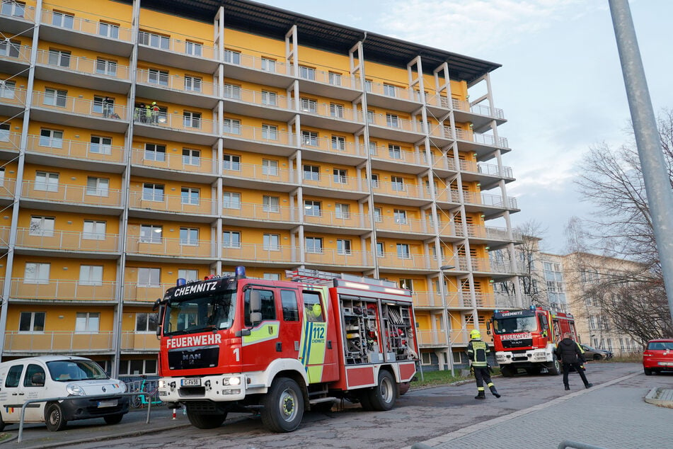 Am Mittwochmorgen brach im Studentenwohnheim in der Reichenhainer Straße 35 ein Feuer aus. Tragisch: Ein Student (30) kam dabei ums Leben.