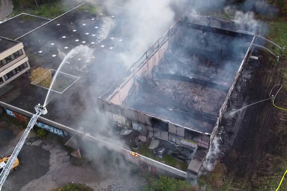 Groß-Alarm am Deister! Turnhalle der ehemaligen Polizei-Schule steht in Flammen