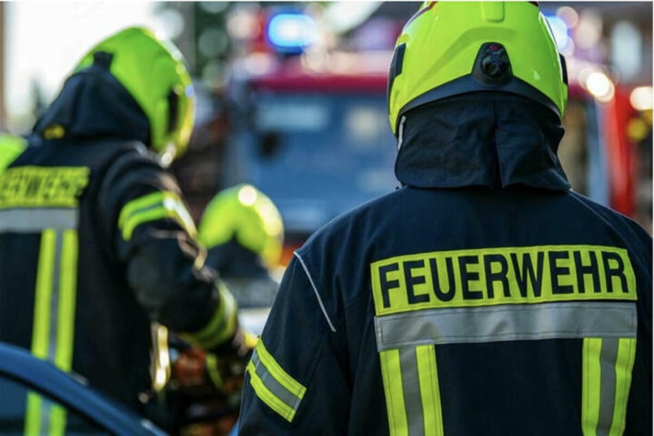 Die Leipziger Feuerwehr wurde am Sonntag nach Paunsdorf gerufen – dort brannte es in einem Mehrfamilienhaus. (Symbolbild)