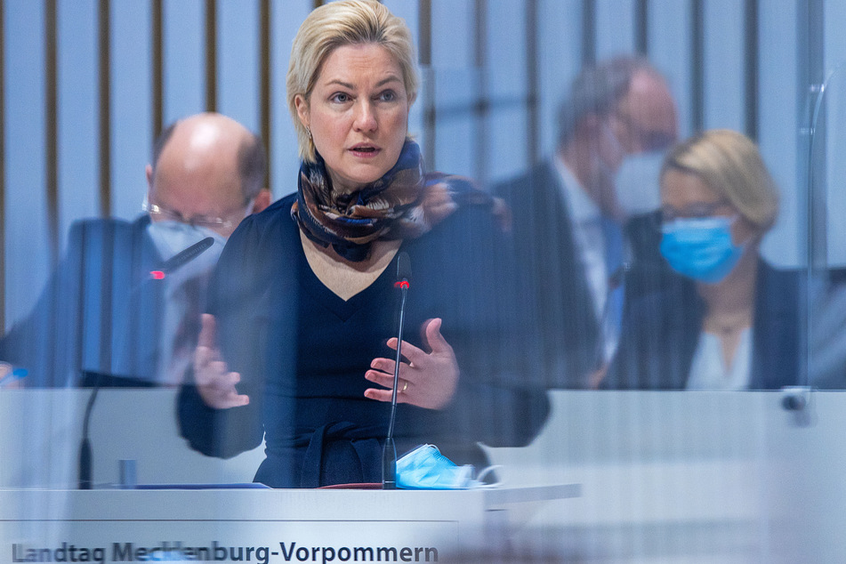 Manuela Schwesig (SPD), die Ministerpräsidentin von Mecklenburg-Vorpommern, spricht bei der Sitzung des Landtags zur aktuellen Corona-Situation.