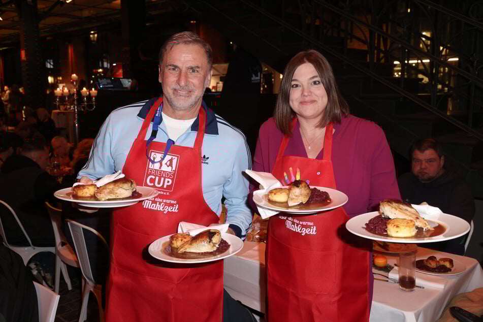 Stefan Kuntz (63) zusammen mit Katharina Fegebank (48, Die Grünen). Der HSV-Vorstand war dieses Jahr zum ersten Mal dabei: "Ich kellner sonst nur zu Hause", scherzte er.