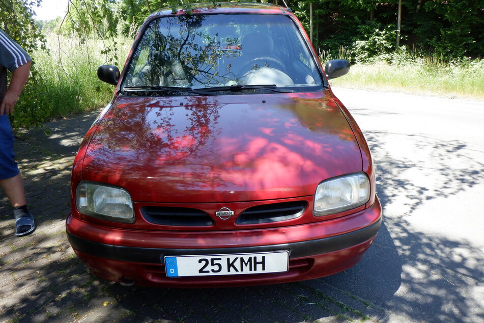 Bei einer Verkehrskontrolle ist den Beamten ein roter Nissan mit "25 KMH"-Kennzeichen ins Auge gestochen.