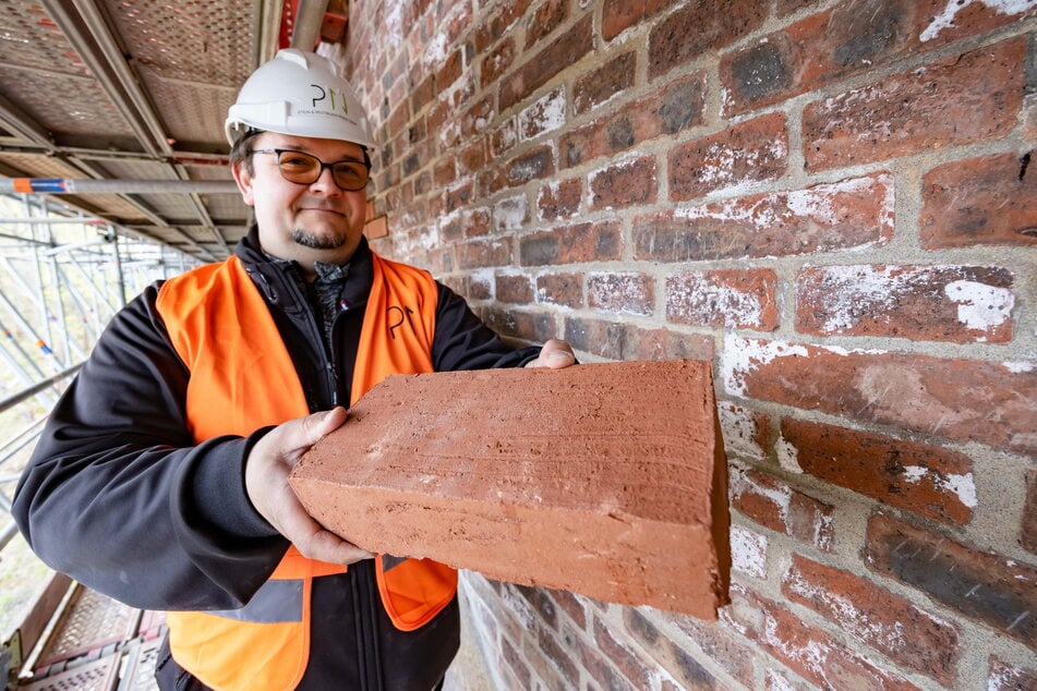 36.000 neue Ziegelsteine sollen marode Alt-Steine ersetzen. Bauleiter Seweryn Fic zeigt ein Exemplar.