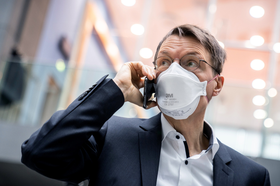 Karl Lauterbach (58), Gesundheitsexperte der SPD, wartet auf den Beginn der Pressekonferenz zur aktuellen Coronalage und dem weiteren Vorgehen bei den Impfungen.