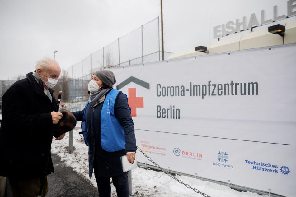 Sie selbst hilft regelmäßig ehrenamtlich in einem Berliner Impfzentrum aus.