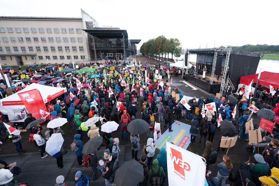 Vor dem Sächsischen Landtag in Dresden kamen knapp 700 Demonstranten zusammen.