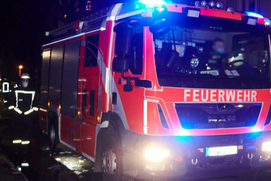Die Feuerwehr musste nach Limbach-Oberfrohna ausrücken. Dort stand ein Gartenhaus in Flammen. (Symbolbild)