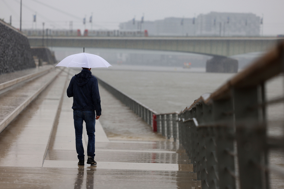 Ab Donnerstagmittag ist der Griff zum Regenschirm in NRW wieder unverzichtbar.