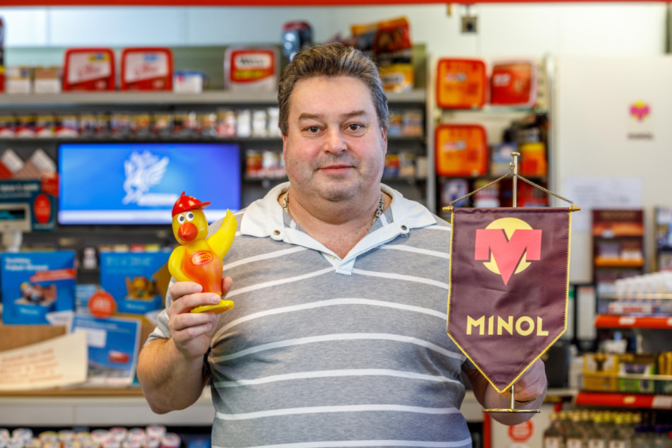 Mit Pirol und Wimpel: Sven Boden (52) betreibt Sachsens letzte Minol-Tankstelle.